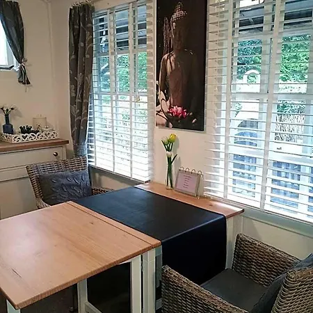 Prive Tuinhuis Elly Bed & Breakfast