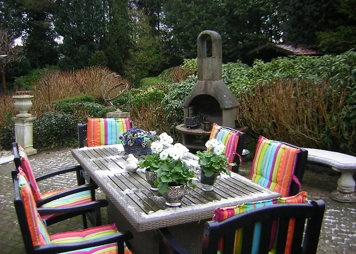 Prive Tuinhuis Elly Bed & Breakfast 3*